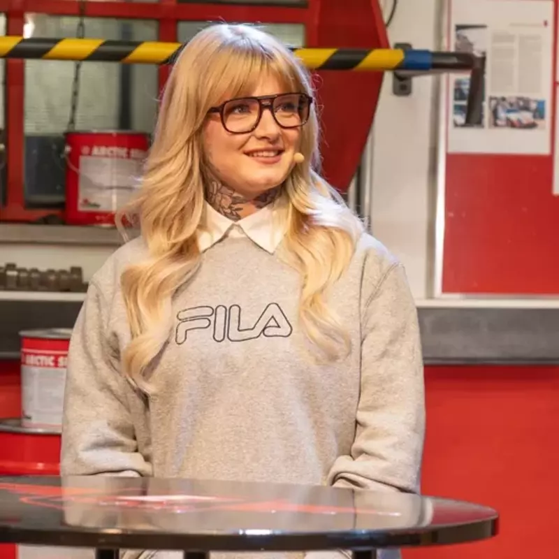 Moderatorin bei der Enke Fails Night schaut am Blick der Kamera vorbei