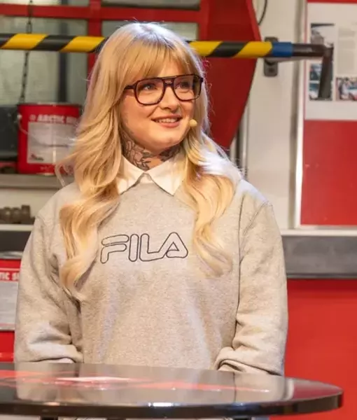 Moderatorin bei der Enke Fails Night schaut am Blick der Kamera vorbei