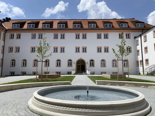 Frontalansicht des gefüllten Brunnens