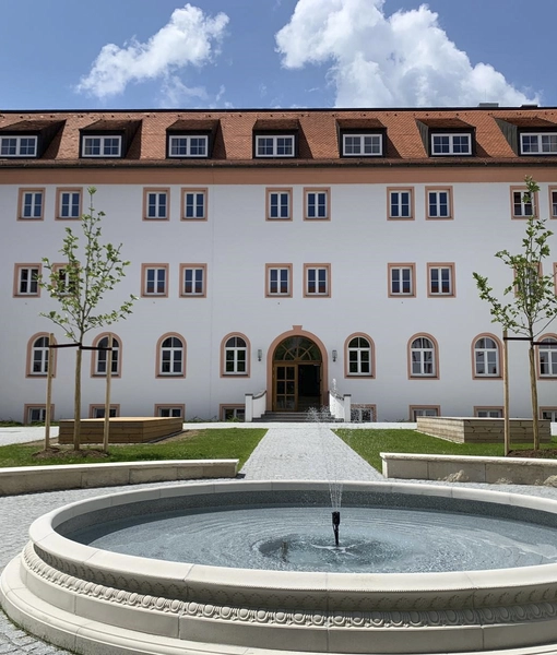 Frontalansicht des gefüllten Brunnens