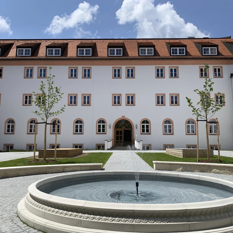 Frontalansicht des gefüllten Brunnens