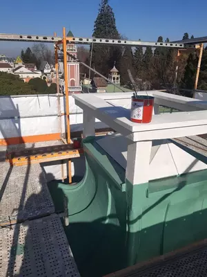 Beginn des Farbauftrags mit Multi Protect am Zwiebelturm