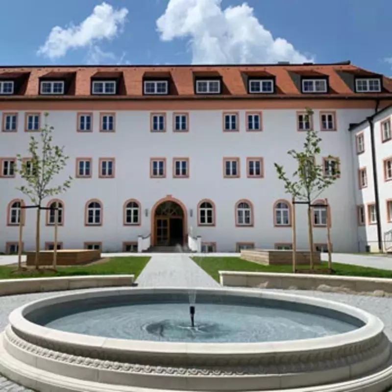 Brunnen vor dem Kloster Gymnasium