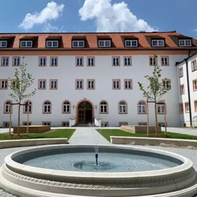 Brunnen vor dem Kloster Gymnasium
