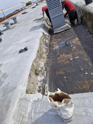 Handwerker auf Flachdach