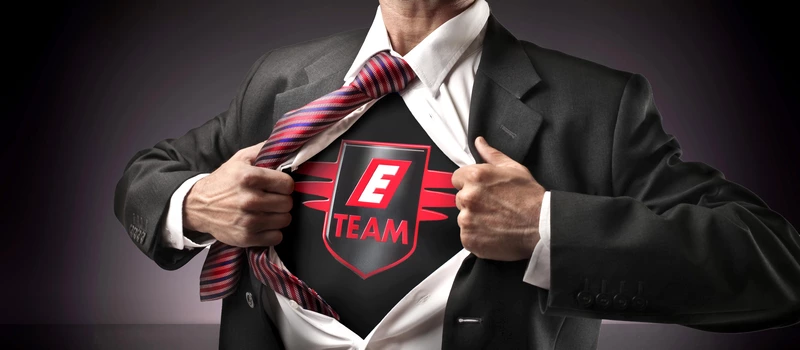 Mann reißt sich sein Jacket auf und eine Enke-Superman-Zeichen erscheint