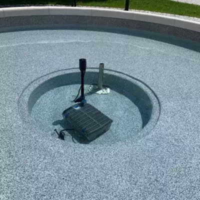 Wasserfall in einem Brunnen