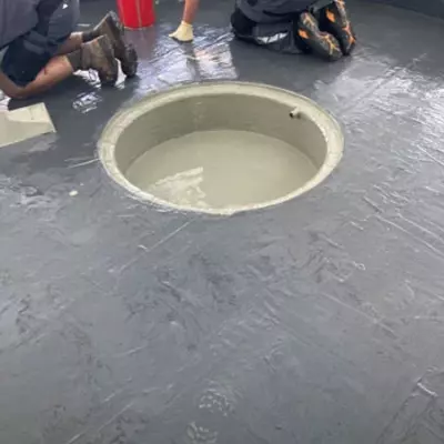 Menschen dichten einen Brunnen ab