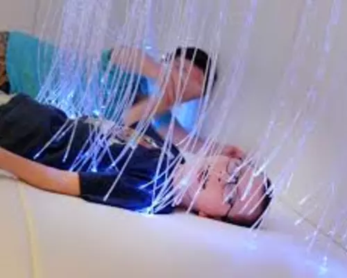 Kind liegt auf Matte im Kinderhospitz Regenbogenland