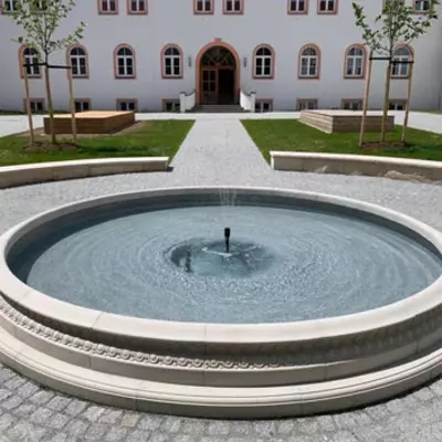 Springbrunnen vor einem historischen Gebäude