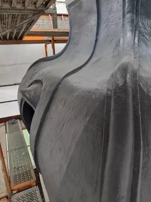 Abgedichteter Zwiebelturm mit dunkler Arctic-Seal-Schicht