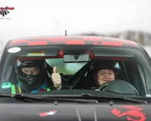 Rennwagen mit 2 Personen