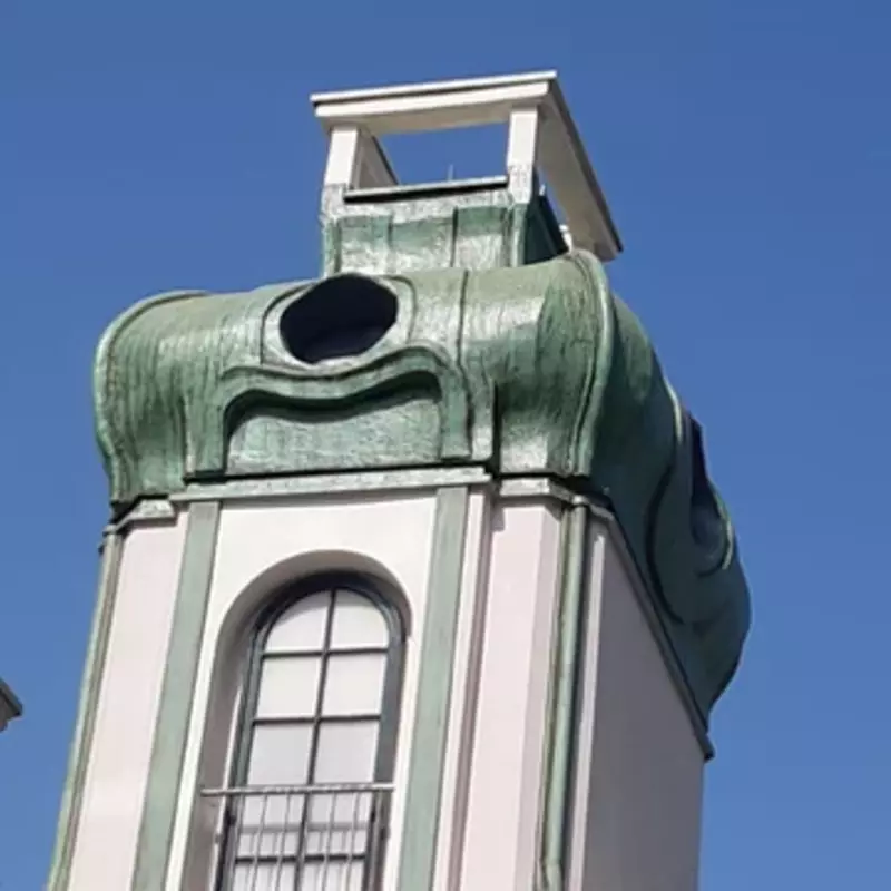 Restaurierter Zwiebelturm mit patinierter Kupferoptik im Europapark