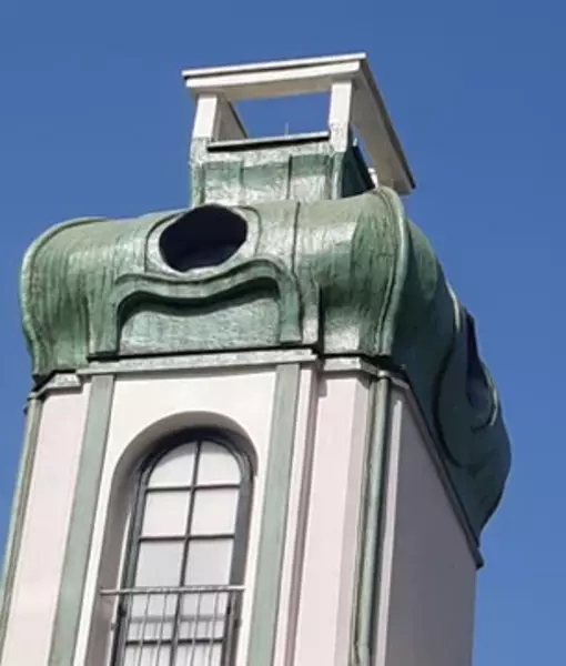 Restaurierter Zwiebelturm mit patinierter Kupferoptik im Europapark