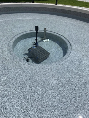 Pumpe im gefüllten Brunnen