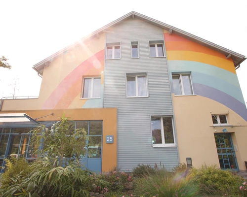 Vorderansicht des Kinderhospiz Regenbogenland
