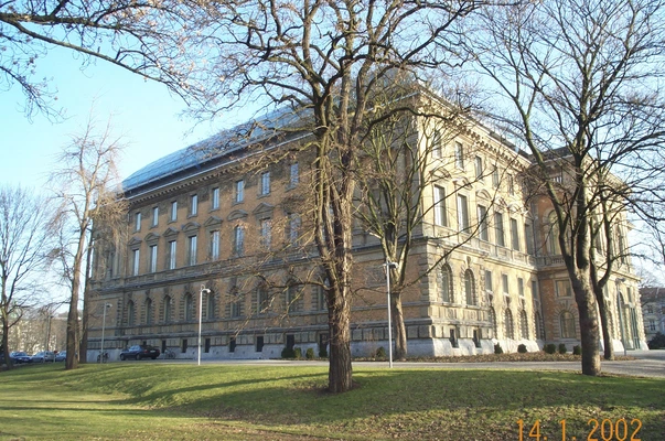 Ständehaus mit blauem Himmel
