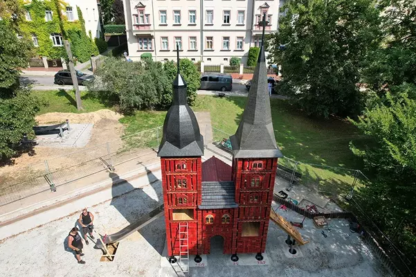 Turmspitze mit schwarzer Enkopur-Beschichtung in realistischer Schieferoptik