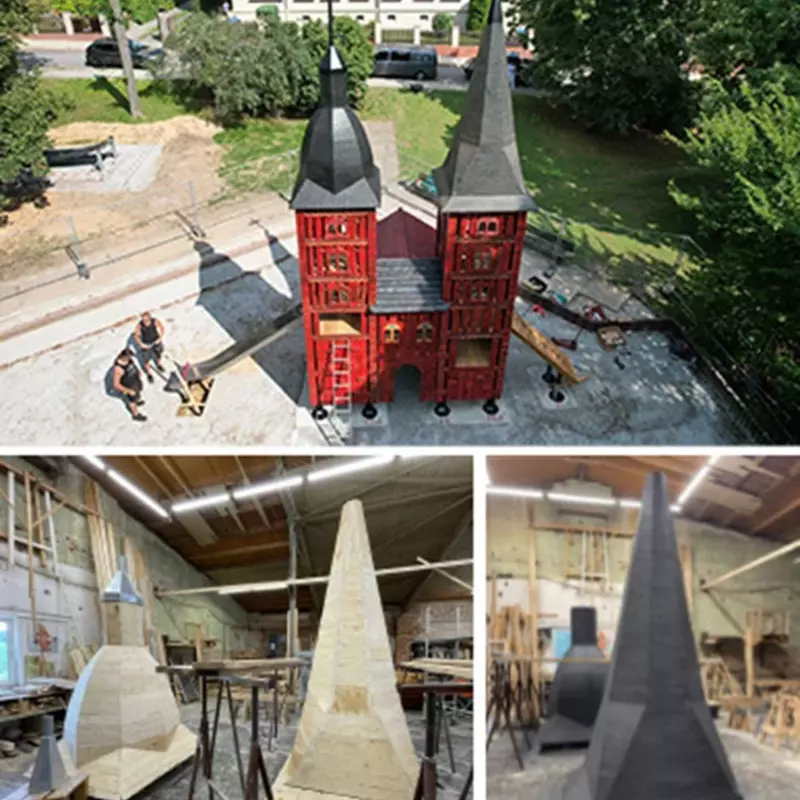 Nachbau der Roten Spitzen auf Spielplatz – Vogelperspektive mit Stadtansicht