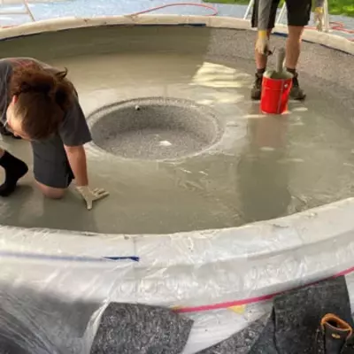 Menschen beschichten einen Brunnen