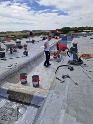 Handwerker verarbeiten Enkopur auf Flachdach