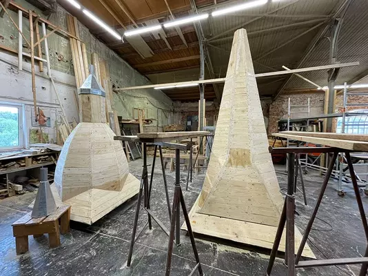 Holzkonstruktion der Turmspitzen in der Werkstatt – Aufbauphase