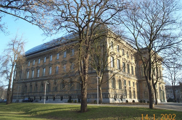 Ständehaus mit Bäumen