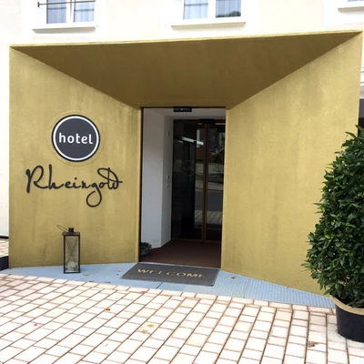 Abbildung des Eingangs vom Hotel Rheingold