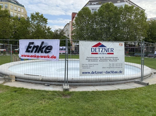 Enke-Bauzaun um Brunnen am Prager Platz