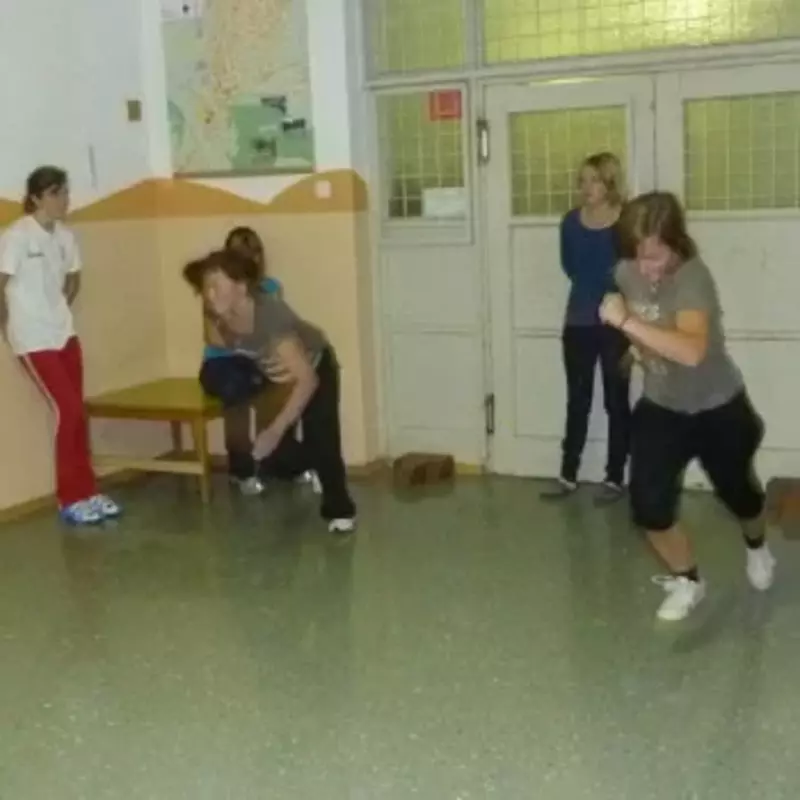 Kinder laufen über Schulboden