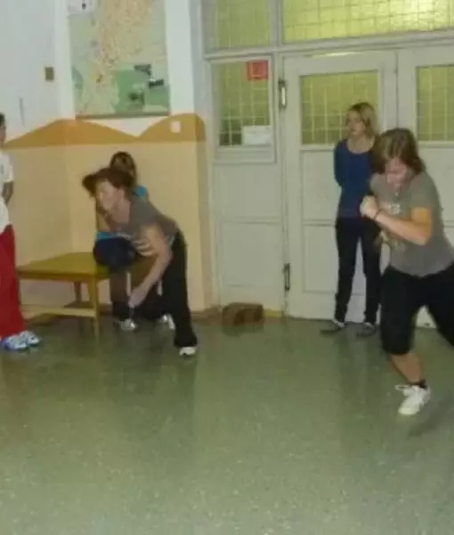 Kinder laufen über Schulboden