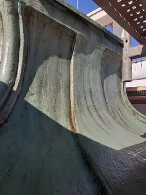 Detailaufnahme der strukturierten Patinaoptik am Zwiebelturm