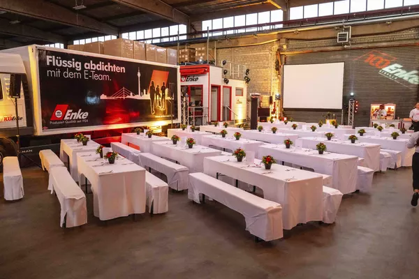 festliche gedekte Tische