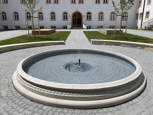 mit Wasser gefüllter Brunnen