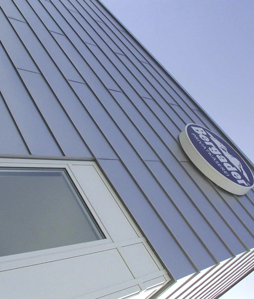 Beragder-Logo auf Firmengebäude