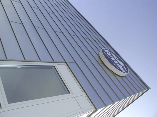 Beragder-Logo auf Firmengebäude