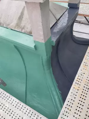 Detailansicht der schwarz-grünen Übergangszone der Abdichtung