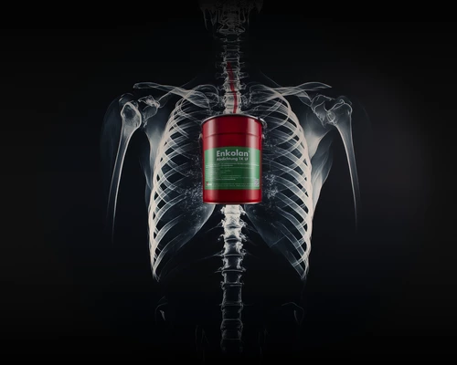 Enkolan-Eimer vor Röntgenbild eines Oberkörpers, verbunden mit Herzschlauch.