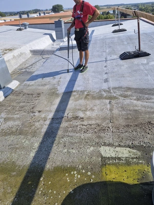 Handwerker auf Flachdach Röbel