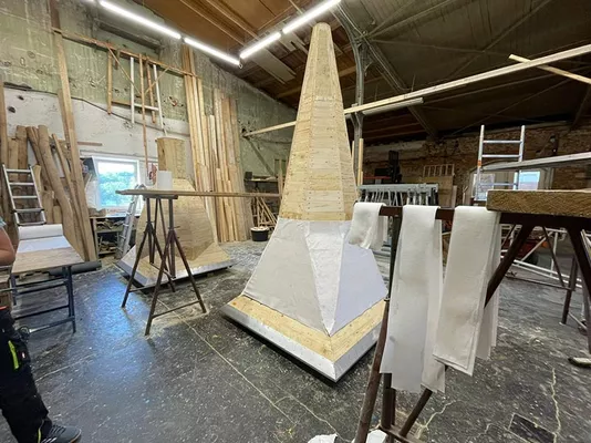 Aufbau des Spielgeräts im Park – Dachflächen mit Enkopur abgedichtet