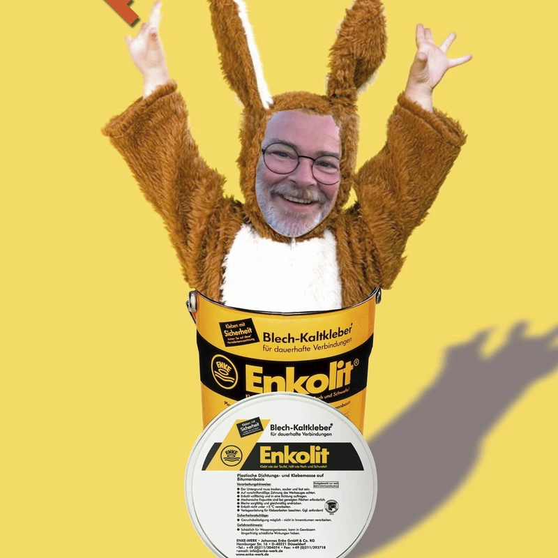 Hans-Ulrich-Kainzinger als Osterhase im Enkolit-Gebindeeimer