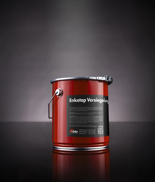 Enketop Versiegelung im Gebinde vor schwarz stehend