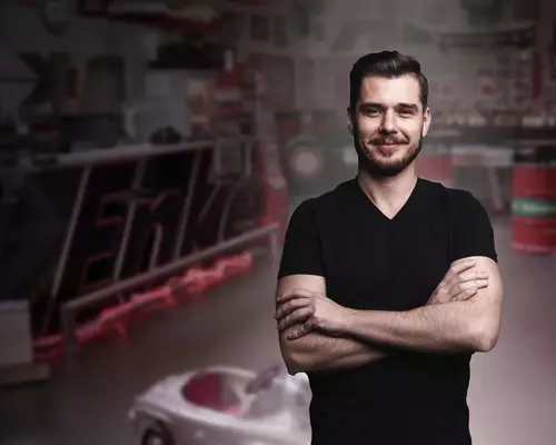 Mann mit verschränkten Armen im Enke Trainingscenter