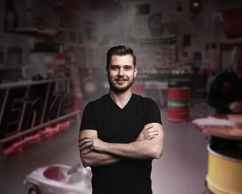 Mann steht im Enke Trainingscenter