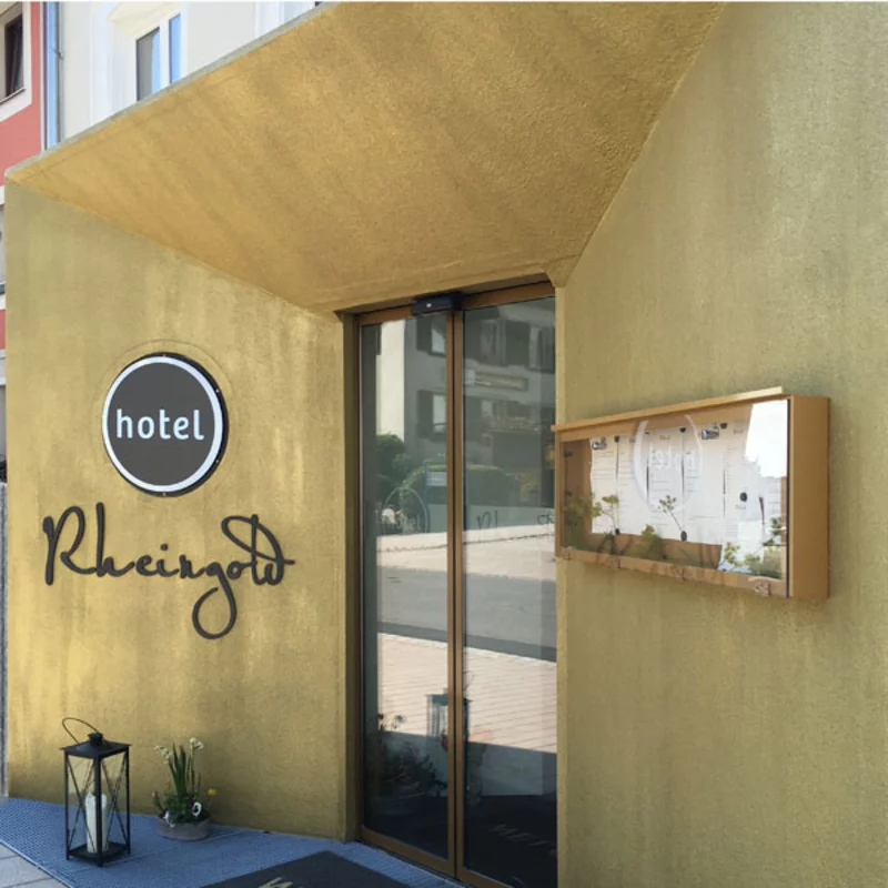 Abbildung des Eingangs vom Hotel Rheingold