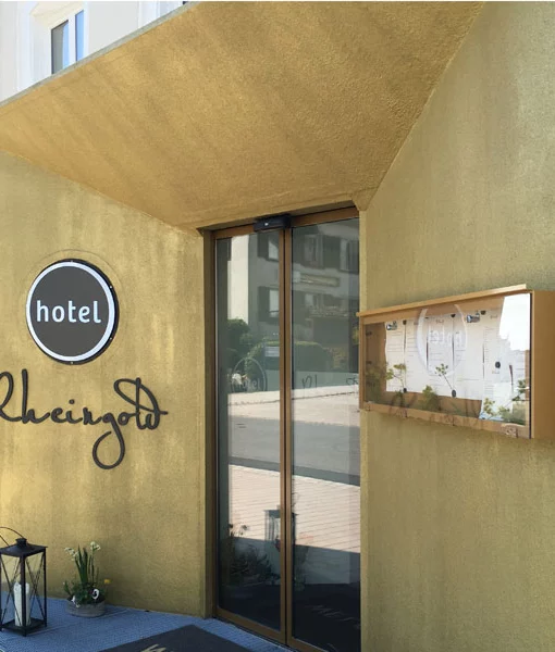 Abbildung des Eingangs vom Hotel Rheingold