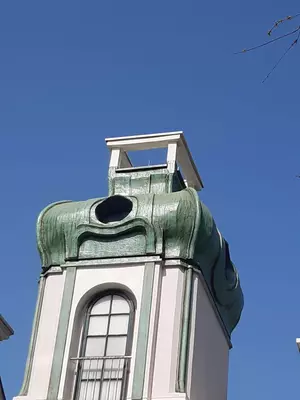 Seitenansicht des fertigen Turms mit Kupferoptik im Europapark